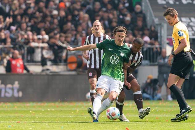 Mattias Svanberg (VfL Wolfsburg, 32), Joel Chima Fujita (FC St. Pauli, 16), GER, FC St. Pauli vs. VfL Wolfsburg, Fussball, Bundesliga, Spieltag 34, Saison 2025 2026, 16.05.2026 DFL REGULATIONS PROHIBIT ANY USE OF PHOTOGRAPHS AS IMAGE SEQUENCES AND OR QUASI-VIDEO GER, FC St. Pauli vs. VfL Wolfsburg, Fussball, Bundesliga, Spieltag 34, Saison 2025 2026, 16.05.2026 Hamburg Copyright: xEibner-Pressefoto MaxxVincenx EP_MVN