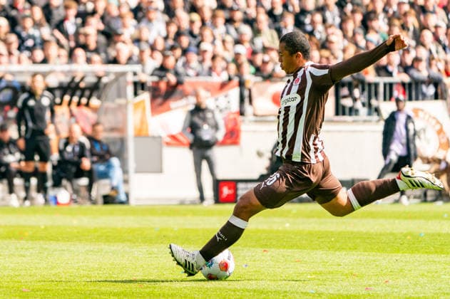 Joel Chima Fujita (FC St. Pauli, 16) Torschuss Torchance, GER, FC St. Pauli vs. VfL Wolfsburg, Fussball, Bundesliga, Spieltag 34, Saison 2025 2026, 16.05.2026 DFL REGULATIONS PROHIBIT ANY USE OF PHOTOGRAPHS AS IMAGE SEQUENCES AND OR QUASI-VIDEO GER, FC St. Pauli vs. VfL Wolfsburg, Fussball, Bundesliga, Spieltag 34, Saison 2025 2026, 16.05.2026 Hamburg Copyright: xEibner-Pressefoto MaxxVincenx EP_MVN