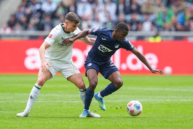 16.05.2026, xydrx, Herren, Fußball, 1.Bundesliga, Borussia Mönchengladbach - TSG 1899 Hoffenheim, Saison 2025 2026, Borussia-Park: Yannik Engelhardt (Borussia Mönchengladbach, 6) im Zweikampf gegen Bazoumana Toure (TSG 1899 Hoffenheim, 29) DFB regulations prohibit any use of photographs as image sequences and or quasi-video. Copyright: HMBxMedia YannisxDreimann