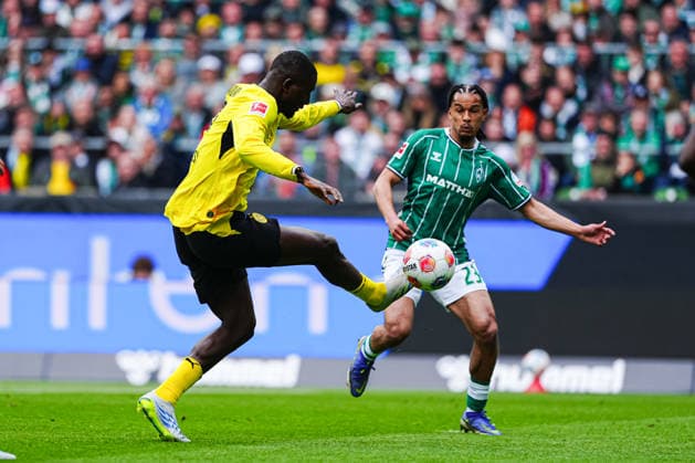 Serhou Guiassy (Borussia Dortmund, 09), Isaac Schmidt (SV Werder Bremen, 23) GER, SV Werder Bremen vs. Borussia Dortmund, Fussball, Bundesliga, Spieltag 30, Spielzeit 2025 2026, 16.05.2026 DFL REGULATIONS PROHIBIT ANY USE OF PHOTOGRAPHS AS IMAGE SEQUENCES AND OR QUASI-VIDEO GER, SV Werder Bremen vs. Borussia Dortmund, Fussball, Bundesliga, Spieltag 30, Spielzeit 2025 2026, 16.05.2026 Bremen Copyright: xEibner-Pressefoto MarcelxvonxFehrnx EP_MFN