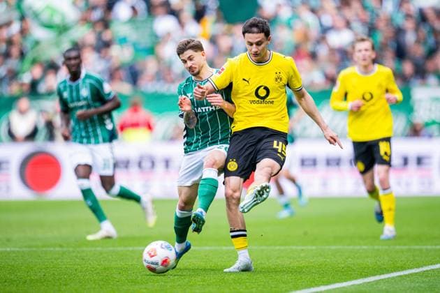 16.05.2026 - Fußball, 2025 2026, 1. Bundesliga, 34. Spieltag, SV Werder Bremen - Borussia Dortmund: (L-R) Romano Schmid (Bremen), Luca Reggiani (Dortmund) DFL REGULATIONS PROHIBIT ANY USE OF PHOTOGRAPHS AS IMAGE SEQUENCES AND OR QUASI-VIDEO.