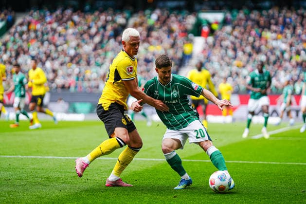 Julian Ryerson (Borussia Dortmund, 26), Romano Schmid (SV Werder Bremen, 20) GER, SV Werder Bremen vs. Borussia Dortmund, Fussball, Bundesliga, Spieltag 30, Spielzeit 2025 2026, 16.05.2026 DFL REGULATIONS PROHIBIT ANY USE OF PHOTOGRAPHS AS IMAGE SEQUENCES AND OR QUASI-VIDEO GER, SV Werder Bremen vs. Borussia Dortmund, Fussball, Bundesliga, Spieltag 30, Spielzeit 2025 2026, 16.05.2026 Bremen Copyright: xEibner-Pressefoto MarcelxvonxFehrnx EP_MFN