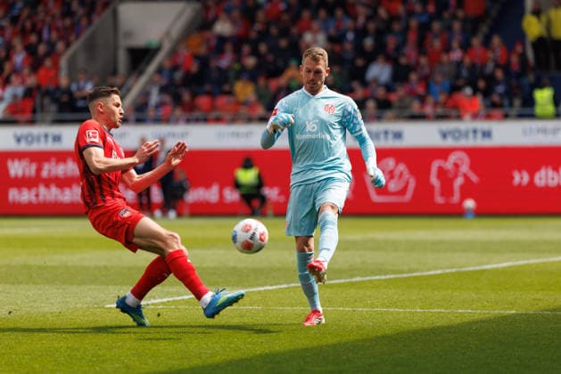 Daniel Batz (33, 1.FSV Mainz 05) und Marvin Pieringer (18, 1.FC Heidenheim) beim Spiel zwischen 1.FC Heidenheim v 1.FSV Mainz 05, Fußball, Herren, Bundesliga, 2025 2026, 34.Spieltag am 16.05.2026 in Heidenheim, Voith-Arena. DFL and DFB regulations prohibit any use of photographs as image sequences and or quasi-video. Baden-Württemberg Deutschland