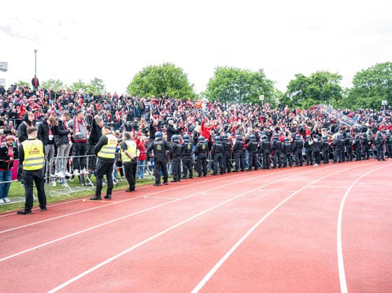 Die Polizei stellt sich den Fans von Rot-Weiss Essen entgegen, GER, SSV Ulm 1846 vs. Rot-Weiss Essen, Fussball, 3. Liga, Spielzeit 2025 2026, 16.05.2026, DFB DFL regulations prohibit any use of photographs as image sequences and or quasi-video. GER, SSV Ulm 1846 vs. Rot-Weiss Essen, Fussball, 3. Liga, Spielzeit 2025 2026, 16.05.2026 Ulm Copyright: xMichaelxSchmidt Eibner-Pressefotx EP_MST