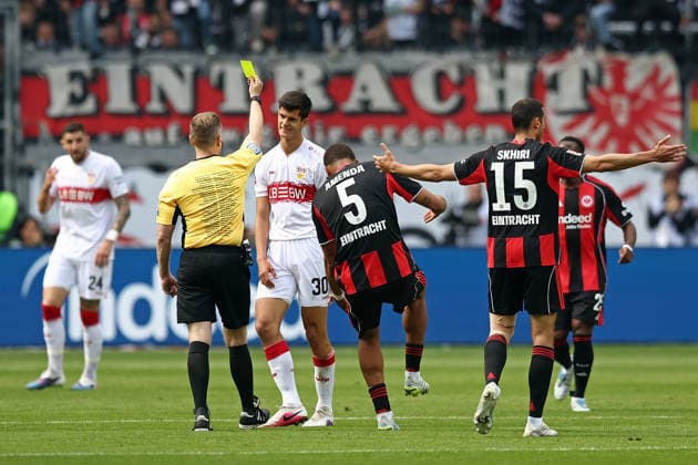 16.05.2026, xovx, Fußball Fußball Bundesliga, Eintracht Frankfurt - VfB Stuttgart v.l. gelbe Karte von Schiedsrichter Tobias Welz (Wiesbaden) an Chema Andres (VfB Stuttgart) (DFL DFB REGULATIONS PROHIBIT ANY USE OF PHOTOGRAPHS as IMAGE SEQUENCES and or QUASI-VIDEO) emspor Frankfurt