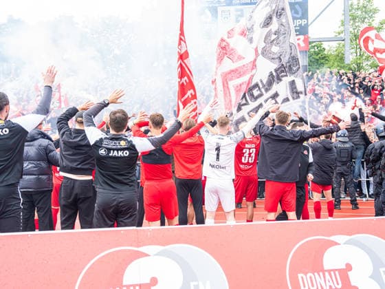 Die Mannschaft von Rot-Weiss Essen feiert mit den Fans, GER, SSV Ulm 1846 vs. Rot-Weiss Essen, Fussball, 3. Liga, Spielzeit 2025 2026, 16.05.2026, DFB DFL regulations prohibit any use of photographs as image sequences and or quasi-video. GER, SSV Ulm 1846 vs. Rot-Weiss Essen, Fussball, 3. Liga, Spielzeit 2025 2026, 16.05.2026 Ulm Copyright: xMichaelxSchmidt Eibner-Pressefotx EP_MST