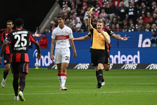 16.05.2026, xjhx, Fussball 1.Bundesliga, Eintracht Frankfurt - VfB Stuttgart v.l. Schiedsrichter Referee Tobias Welz (Wiesbaden) zeigt Jose Maria Andres Baixauli (VfB Stuttgart) Chema die gelbe Karte (DFL DFB REGULATIONS PROHIBIT ANY USE OF PHOTOGRAPHS as IMAGE SEQUENCES and or QUASI-VIDEO) Frankfurt am Main