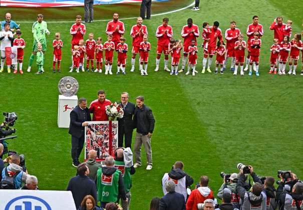 16.05.2026, Fussball Bundesliga 2025 2026, 34.Spieltag, FC Bayern München - 1.FC Köln, in der Allianz-Arena München, Leon Goretzka (FC Bayern München) wird verabschiedet v.l. Sportvorstand Max Eberl (Bayern München), Leon Goretzka (FC Bayern München), Vorstandsvorsitzender Jan-Christian Dreesen (FC Bayern München) und Sportdirektor Christoph Freund (Bayern München)