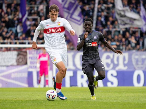 Christopher Olivier (VfB Stuttgart II, 24) am Ball vor Robin Fabinski (VfL Osnabrueck, 27) GER, VfB Stuttgart II vs. VfL Osnabrueck, Fussball, 3. Bundesliga, 38. Spieltag, Spielzeit 2025 2026, 16.05.2026 GER, VfB Stuttgart II vs. VfL Osnabrueck, Fussball, 3. Bundesliga, 38. Spieltag, Spielzeit 2025 2026, 16.05.2026 Aspach Copyright: xEibner-Pressefoto CarstenxSchwerx EP_CSG