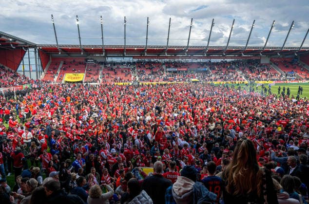 Fussball, Herren, Saison 2025 2026, 3. Liga (38. Spieltag), SSV Jahn Regensburg - FC Energie Cottbus, Platzsturm der Cottbus-Fans nach Abpfiff, 16.05. 2026, Copyright: xSebastianxRäppold MatthiasxKochx
