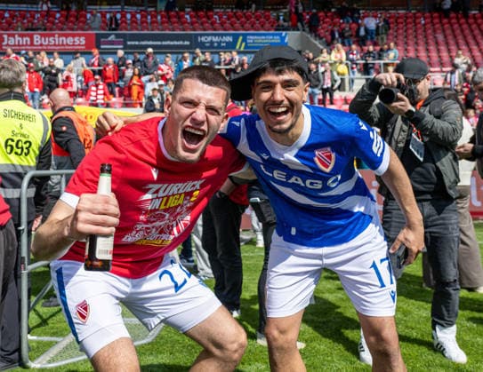 Fussball, Herren, Saison 2025 2026, 3. Liga (38. Spieltag), SSV Jahn Regensburg - FC Energie Cottbus, v.l. Mladen Cvjetinovic (Energie Cottbus), Can Moustfa (Energie Cottbus), Jubel nach Abpfiff, 16.05. 2026, Copyright: xSebastianxRäppold MatthiasxKochx