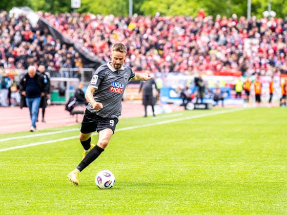 Lucas Roeser (SSV Ulm 1846, 09) am Ball, GER, SSV Ulm 1846 vs. Rot-Weiss Essen, Fussball, 3. Liga, Spielzeit 2025 2026, 16.05.2026, DFB DFL regulations prohibit any use of photographs as image sequences and or quasi-video. GER, SSV Ulm 1846 vs. Rot-Weiss Essen, Fussball, 3. Liga, Spielzeit 2025 2026, 16.05.2026 Ulm Copyright: xMichaelxSchmidt Eibner-Pressefotx EP_MST
