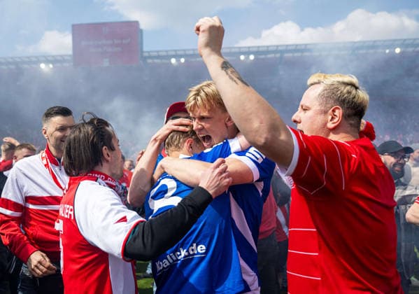 Fussball, Herren, Saison 2025 2026, 3. Liga (38. Spieltag), SSV Jahn Regensburg - FC Energie Cottbus, v.l. Lukas Michelbrink (Energie Cottbus), Ted Tattermusch (Energie Cottbus) und Fans, Jubel nach Abpfiff, 16.05. 2026, Copyright: xSebastianxRäppold MatthiasxKochx