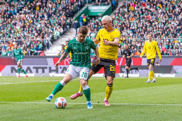 16.05.2026, 34. Spieltag in der 1. Fussball Bundesliga, SV Werder Bremen - Borussia Dortmund. v. l. Romano Schmid (SV Werder Bremen), Julian Ryerson (Borussia Dortmund). Bremen Weserstadion Bremen Deutschland xRHR-FOTO DEx Copyright: DennisxEwert RHR-FOTOx RHR-FOTO DE