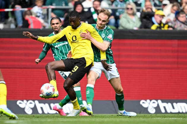 1. Bundesliga: SV Werder Bremen - Borussia Dortmund am 16.05.2026 im Weserstadion in Bremen Serhou Guirassy (Dortmund) im Zweikampf gegen Amos Pieper (Bremen)