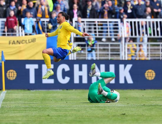 Lok Leipzig - Magdeburg II. Regionalliga Nordost Leipzig, 16.05.2026, Bruno-Plache-Stadion, Fussball, Regionalliga NO , 1. FC LOK LEIPZIG vs. 1. FC MAGDEBURG II. , Im Bild v.l.: Malik McLemore (10, Lok) und Torwart Tjark Möbius (42, Magdeburg) ,