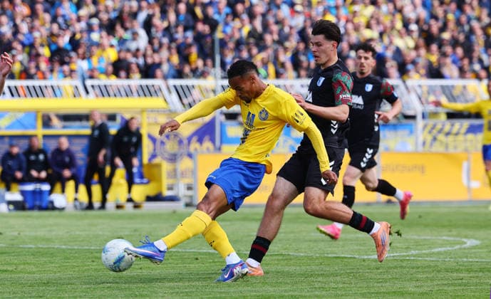 Lok Leipzig - Magdeburg II. Regionalliga Nordost Leipzig, 16.05.2026, Bruno-Plache-Stadion, Fussball, Regionalliga NO , 1. FC LOK LEIPZIG vs. 1. FC MAGDEBURG II. , Im Bild v.l.: Ayodele Adetula (11, Lok) mund Felix Vogler ( 18, Magdeburg) ,