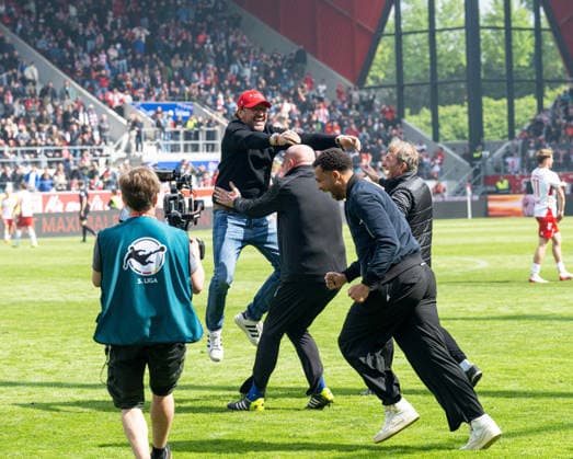 Fussball, Herren, Saison 2025 2026, 3. Liga (38. Spieltag), SSV Jahn Regensburg - FC Energie Cottbus, v.l. Trainer Claus-Dieter Pele Wollitz (Energie Cottbus), Jubel nach Abpfiff, 16.05. 2026, Copyright: xSebastianxRäppold MatthiasxKochx