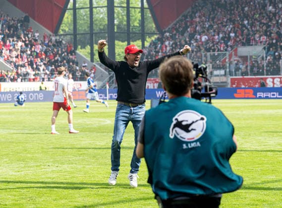 Fussball, Herren, Saison 2025 2026, 3. Liga (38. Spieltag), SSV Jahn Regensburg - FC Energie Cottbus, v.l. Trainer Claus-Dieter Pele Wollitz (Energie Cottbus), Jubel nach Abpfiff, 16.05. 2026, Copyright: xSebastianxRäppold MatthiasxKochx