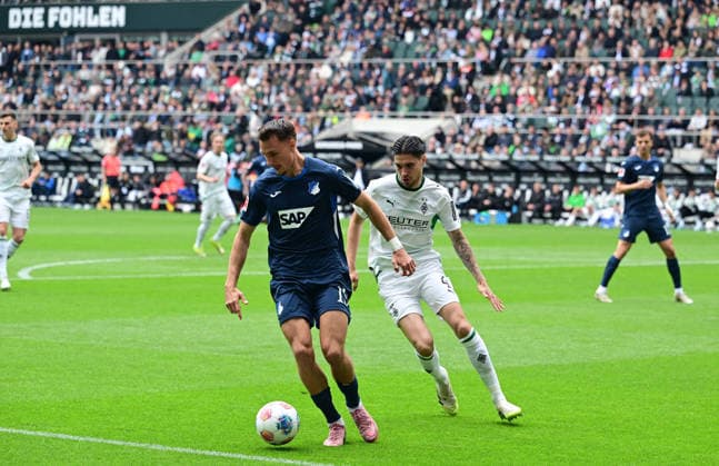 16.05.2026; Moenchengladbach; Fussball, Herren, Saison 2025 2026, Borussia Moenchengladbach vs. TSG 1899 Hoffenheim Zweikampf zwischen v. li. Tim Lemperle (Hoffenheim), Kevin Diks (Gladbach) DFL regulations prohibit any use of photographs as image sequences and or quasi-video. Borussia-Park NRW Deutschland