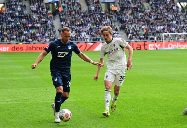 16.05.2026; Moenchengladbach; Fussball, Herren, Saison 2025 2026, Borussia Moenchengladbach vs. TSG 1899 Hoffenheim Zweikampf zwischen v. li. Vladimir Coufal (Hoffenheim), Hugo Bolin (Gladbach) DFL regulations prohibit any use of photographs as image sequences and or quasi-video. Borussia-Park NRW Deutschland