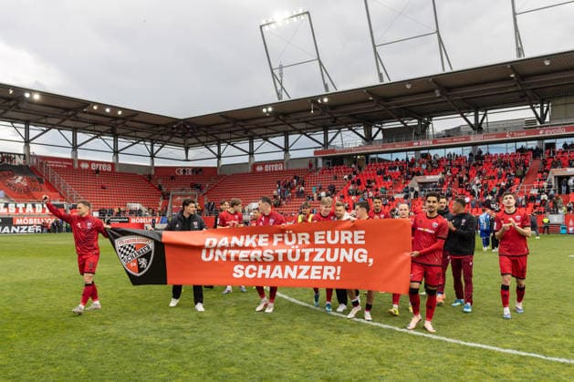 3. Liga; FC Ingolstadt 04 - SV Waldhof Mannheim; Spieler bedanken sich bei den Fans für die Saison, Sieg Jubel Freude 5:1 Banner 3. Liga - FC Ingolstadt 04 Saison 2025 2026 SV Waldhof Mannheim;