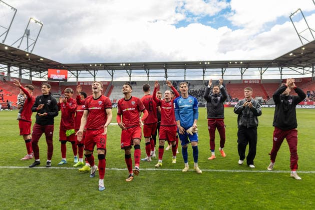 3. Liga; FC Ingolstadt 04 - SV Waldhof Mannheim; Spieler bedanken sich bei den Fans für die Saison, Sieg Jubel Freude 5:1 Tanz 3. Liga - FC Ingolstadt 04 Saison 2025 2026 SV Waldhof Mannheim;
