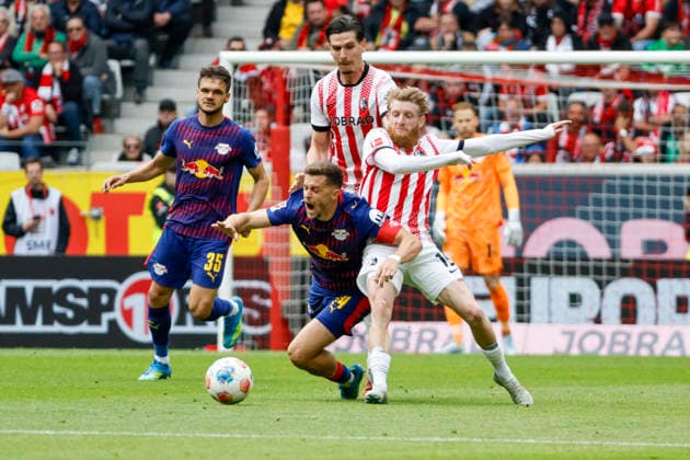Igor Matanovic (SC Freiburg, 31), Christoph Baumgartner (RB Leipzig, 14) und Niklas Beste (SC Freiburg, 19) im Kampf um den Ball , Deutschland, Fussball, 1. Bundesliga, 34.Spieltag, 2025 2026, SC Freiburg vs. RB Leipzig, 16.05.2026, Freiburg im Breisgau Europa-Park Stadion Baden-Württemberg Deutschland Copyright: xGrantxHubbsx