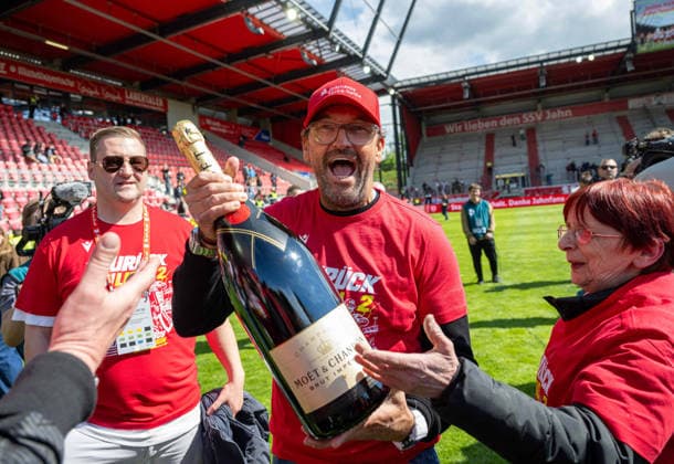 Fussball, Herren, Saison 2025 2026, 3. Liga (38. Spieltag), SSV Jahn Regensburg - FC Energie Cottbus, Trainer Claus-Dieter Pele Wollitz (Energie Cottbus) nach Abpfiff mit Champagner, 16.05. 2026, Copyright: xSebastianxRäppold MatthiasxKochx