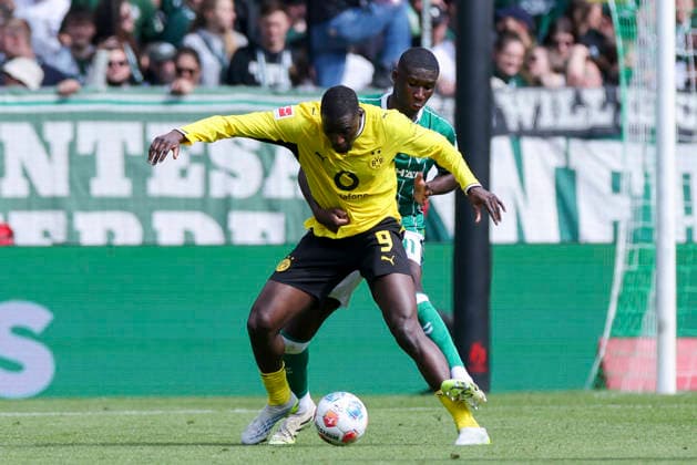 Serhou Guirassy (Borussia Dortmund) und Karim Coulibaly (Werder Bremen) kaempfen um den Ball, Bundesliga, SV Werder Bremen v Borussia Dortmund, Weserstadion am 16. May 2026 in Bremen, Deutschland. (Foto von Marco Steinbrenner DeFodi Images) Serhou Guirassy (Borussia Dortmund) und Karim Coulibaly (Werder Bremen) battle for the ball, Bundesliga, SV Werder Bremen v Borussia Dortmund, Weserstadion, May 16, 2026 in Bremen, Germany. (Photo by Marco Steinbrenner DeFodi Images) DFL regulations prohibit any use of photographs as image sequences and or quasi-video. -