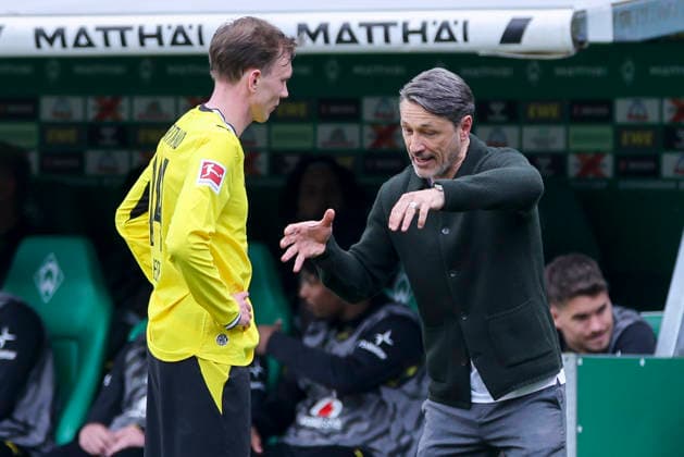 Maximilian Beier (Borussia Dortmund) und Trainer Nico Kovac (Borussia Dortmund) unterhalten sich, Bundesliga, SV Werder Bremen v Borussia Dortmund, Weserstadion am 16. May 2026 in Bremen, Deutschland. (Foto von Marco Steinbrenner DeFodi Images) Maximilian Beier (Borussia Dortmund) und Trainer Nico Kovac (Borussia Dortmund) talk together, Bundesliga, SV Werder Bremen v Borussia Dortmund, Weserstadion, May 16, 2026 in Bremen, Germany. (Photo by Marco Steinbrenner DeFodi Images) DFL regulations prohibit any use of photographs as image sequences and or quasi-video. -