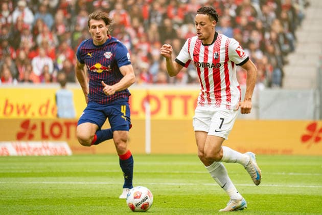 16.05.2026, xdaymx, Fussball 1.Bundesliga, SC Freiburg - RB Leipzig. vl. Orban, Willi (RB Leipzig) im Laufduell mit Derry Scherhant (SC Freiburg) (DFL DFB REGULATIONS PROHIBIT ANY USE OF PHOTOGRAPHS as IMAGE SEQUENCES and or QUASI-VIDEO) Freiburg