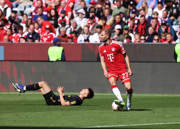 Fussball, Herren, Bundesliga, Saison 2025 2026, FC Bayern München - 1.FC Köln, Allianz Arena Konrad Laimer (FC Bayern München) schaut skeptisch DFB, DFL regulations prohibit any use of photographs as image sequences and or quasi-video
