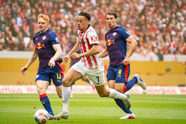 16.05.2026, xdaymx, Fussball 1.Bundesliga, SC Freiburg - RB Leipzig. vl. Seiwald, Nicolas (RB Leipzig) im Laufduell mit Derry Scherhant (SC Freiburg) und Orban, Willi (RB Leipzig) (DFL DFB REGULATIONS PROHIBIT ANY USE OF PHOTOGRAPHS as IMAGE SEQUENCES and or QUASI-VIDEO) Freiburg