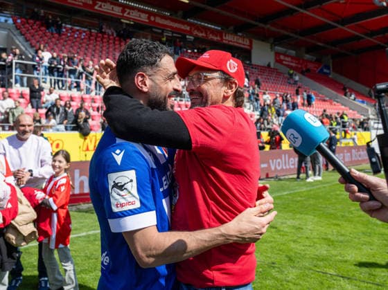 Fussball, Herren, Saison 2025 2026, 3. Liga (38. Spieltag), SSV Jahn Regensburg - FC Energie Cottbus, v.l. Tolga Cigerci (Energie Cottbus), Trainer Claus-Dieter Pele Wollitz (Energie Cottbus), Jubel nach Abpfiff, 16.05. 2026, Copyright: xSebastianxRäppold MatthiasxKochx