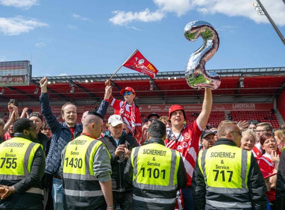 Fussball, Herren, Saison 2025 2026, 3. Liga (38. Spieltag), SSV Jahn Regensburg - FC Energie Cottbus, Fans von Cottbus, Jubel nach Abpfiff, 16.05. 2026, Copyright: xSebastianxRäppold MatthiasxKochx