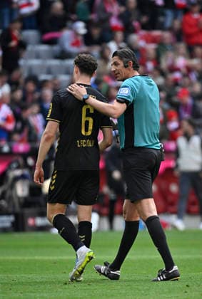 Schiedsrichter Referee Deniz Aytekin Gestik Geste im Gespraech Diskussion mit Eric Martel 1. FC Koeln KOE (06) FC Bayern Muenchen FCB vs 1. FC Koeln 16.05.2026 DFL REGULATIONS PROHIBIT ANY USE OF PHOTOGRAPHS AS IMAGE SEQUENCES AND OR QUASI-VIDEO FC Bayern Muenchen FCB vs 1. FC Koeln