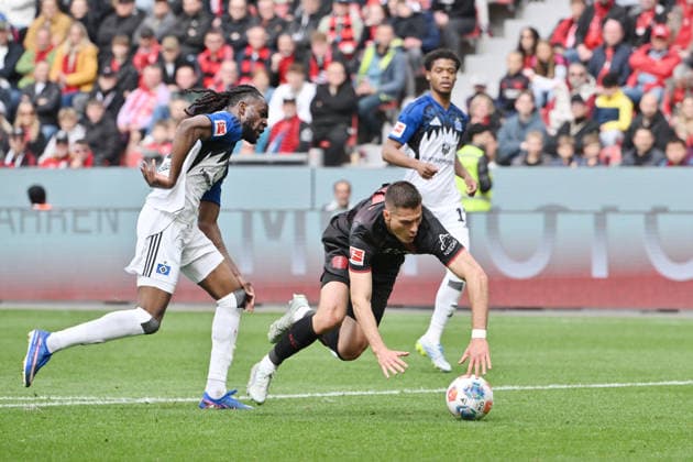 Elfmeter für Leverkusen, Jordan Torunarigha (Hamburger SV) bringt Patrik Schick (Bayer 04 Leverkusen), re., zu Fall 16.05.2026, Fussball 1. Bundesliga, Saison 2025 2026, 34. Spieltag, Bayer 04 Leverkusen - Hamburger SV DFL regulations prohibit any use of photographs as image sequences and or quasi-video Leverkusen BayArena Nordrhein Westfalen Deutschland