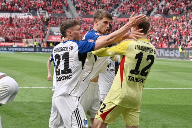 Nicolai Remberg (Hamburger SV), Luka Vuskovic (Hamburger SV), v.li., feiern Torwart Sander Tangvik (Hamburger SV) nach seinem gehaltenen Elfmeter 16.05.2026, Fussball 1. Bundesliga, Saison 2025 2026, 34. Spieltag, Bayer 04 Leverkusen - Hamburger SV DFL regulations prohibit any use of photographs as image sequences and or quasi-video Leverkusen BayArena Nordrhein Westfalen Deutschland