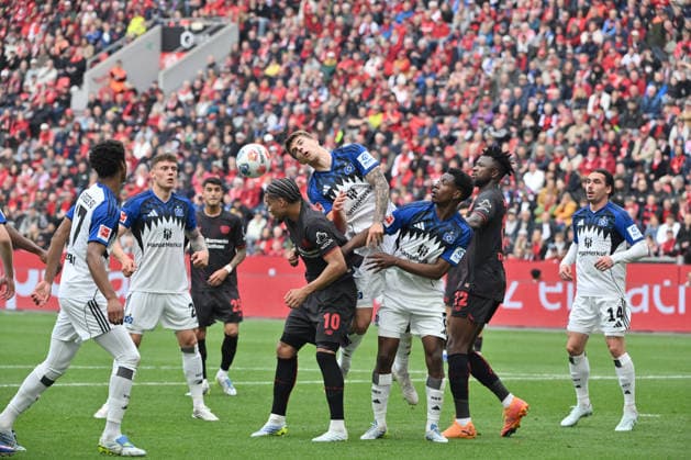 Luka Vuskovic (Hamburger SV), mi., gegen Malik Tillman (Bayer 04 Leverkusen) 16.05.2026, Fussball 1. Bundesliga, Saison 2025 2026, 34. Spieltag, Bayer 04 Leverkusen - Hamburger SV DFL regulations prohibit any use of photographs as image sequences and or quasi-video Leverkusen BayArena Nordrhein Westfalen Deutschland