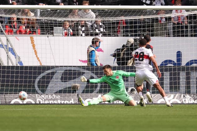 2026.05.16 xjfx Fussball 1. Bundesliga 34.Spieltag Eintracht Frankfurt - VFB Stuttgart v.l.,Torwart Michael Zetterer (Eintracht Frankfurt), Nikolas Terkelsen Nartey (VFB Stuttgart) schiesst das Tor zum, scores the goal to 0:2 (DFL DFB REGULATIONS PROHIBIT ANY USE OF PHOTOGRAPHS as IMAGE SEQUENCES and or QUASI-VIDEO) Copyright: JoaquimxFerreira