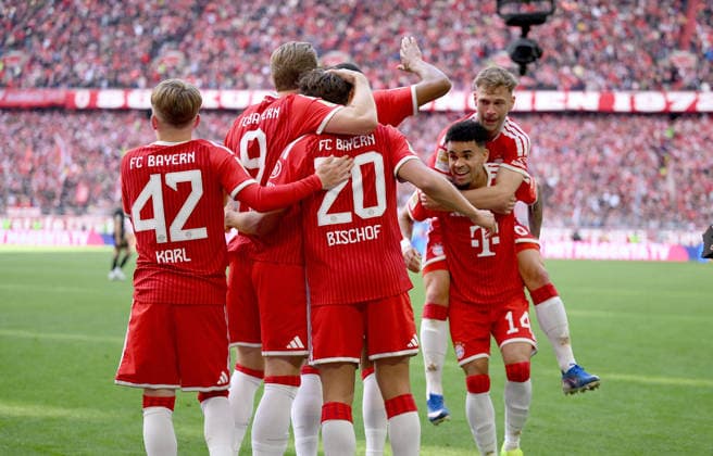 Fussball 1. Bundesliga Saison 2025 2026 34. Spieltag FC Bayern Muenchen - 1. FC Koeln 16.05.2026 FC Bayern Muenchen Jubel nach dem Tor zum 3 - 1, v. li., Lennart Karl, Harry Kane , Torschuetze Tom Bischof, Luis Diaz , Joshua Kimmich