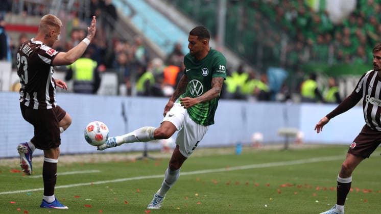 St. Pauli vs. VfL, 1. BL Hamburg, 16.05.2026, Fußball, Herren, Saison 2025 2026, 1. BL, FC St. Pauli vs. VfL Wolfsburg: Louis Oppie (St. Pauli), Vinicius Vini Souza (VfL Wolfsburg) (DFL DFB REGULATIONS PROHIBIT ANY USE OF PHOTOGRAPHS as IMAGE SEQUENCES and or QUASI-VIDEO) Millerntor-Stadion Deutschland