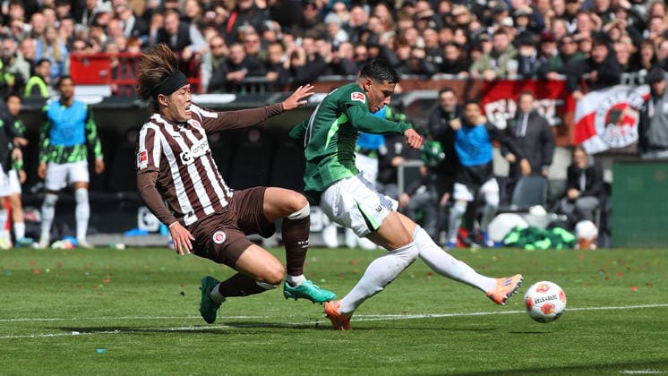 St. Pauli vs. VfL, 1. BL Hamburg, 16.05.2026, Fußball, Herren, Saison 2025 2026, 1. BL, FC St. Pauli vs. VfL Wolfsburg: Tomoya Ando (St. Pauli), Adam Daghim (VfL Wolfsburg) (DFL DFB REGULATIONS PROHIBIT ANY USE OF PHOTOGRAPHS as IMAGE SEQUENCES and or QUASI-VIDEO) Millerntor-Stadion Deutschland