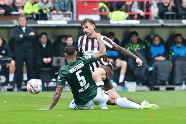 GER; 1. FBL, FC St. Pauli vs VfL Wolfsburg 16.05.2026, GER; 1. FBL, FC St. Pauli vs VfL Wolfsburg im Bild Connor Metcalfe (Pauli 25_26 24) versucht sich gegen Souza Vinicius (Wolfsburg 05) durchzusetzen