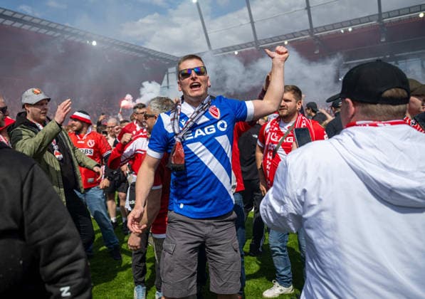 Fussball, Herren, Saison 2025 2026, 3. Liga (38. Spieltag), SSV Jahn Regensburg - FC Energie Cottbus, Fans von Cottbus, Jubel nach Abpfiff, 16.05. 2026, Copyright: xSebastianxRäppold MatthiasxKochx