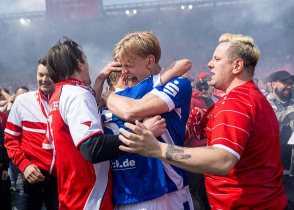 Fussball, Herren, Saison 2025 2026, 3. Liga (38. Spieltag), SSV Jahn Regensburg - FC Energie Cottbus, v.l. Lukas Michelbrink (Energie Cottbus), Ted Tattermusch (Energie Cottbus) und Fans, Jubel nach Abpfiff, 16.05. 2026, Copyright: xSebastianxRäppold MatthiasxKochx