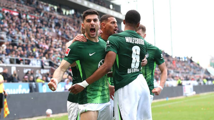 St. Pauli vs. VfL, 1. BL Hamburg, 16.05.2026, Fußball, Herren, Saison 2025 2026, 1. BL, FC St. Pauli vs. VfL Wolfsburg: Konstantinos Koulierakis (VfL Wolfsburg) jubelt mit Mannschaftskollegen nach seinem Tor zum 0:1 (DFL DFB REGULATIONS PROHIBIT ANY USE OF PHOTOGRAPHS as IMAGE SEQUENCES and or QUASI-VIDEO) Millerntor-Stadion Deutschland