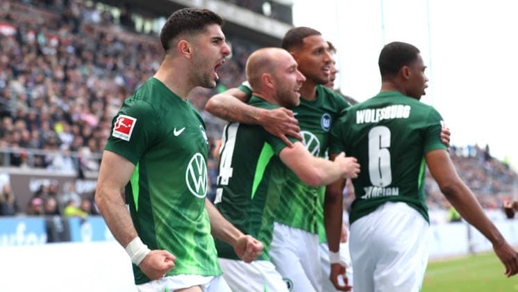 St. Pauli vs. VfL, 1. BL Hamburg, 16.05.2026, Fußball, Herren, Saison 2025 2026, 1. BL, FC St. Pauli vs. VfL Wolfsburg: Konstantinos Koulierakis (VfL Wolfsburg) jubelt mit Mannschaftskollegen nach seinem Tor zum 0:1 (DFL DFB REGULATIONS PROHIBIT ANY USE OF PHOTOGRAPHS as IMAGE SEQUENCES and or QUASI-VIDEO) Millerntor-Stadion Deutschland
