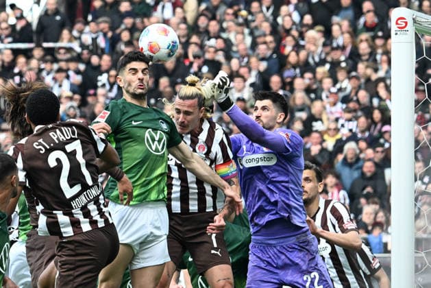 Konstantinos Koulierakis (VFL Wolfsburg 4) koepft das 0:1 gegen Torwart Nikola Vasilj (FC St Pauli 22), FC St Pauli - VFL Wolfsburg, Fussball, Bundesliga, DFL, 16.05.2026 DFB regulations prohibit any use of photographs as image sequences and or quasi-video Hamburg Hamburg Deutschland